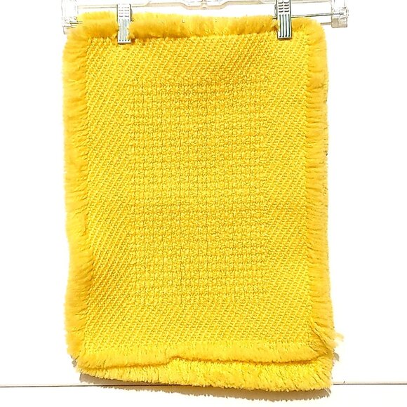Vintage Table Placemats 4 Vibrant Yellow Acrylic Yarn Woven Fringed 16x13" Mats - Picture 2 of 8